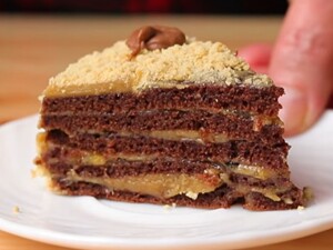 Рецепт ніжного торта, який можна легко приготувати без світла. Секрет пухких коржів – у кришці з рушником