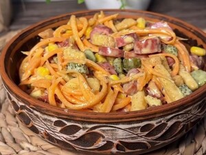 Просто смешайте эти шесть ингредиентов – и получите божественный салат. Быстрый рецепт