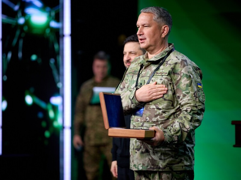 Зеленський нагородив заступника командувача ПС ЗСУ Єлізарова іменною зброєю