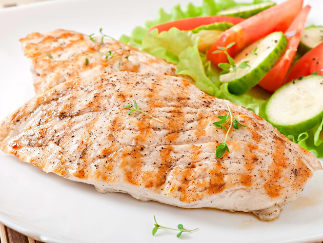 Щоб отримати максимально соковиту курку – обовʼязково зробіть це перед смаженням. Рецепт