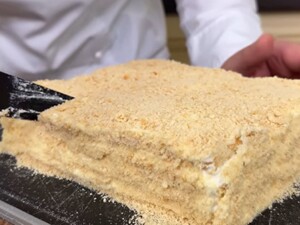 Приготуйте святковий торт без духовки й міксера. Рецепт крему із трьох простих продуктів