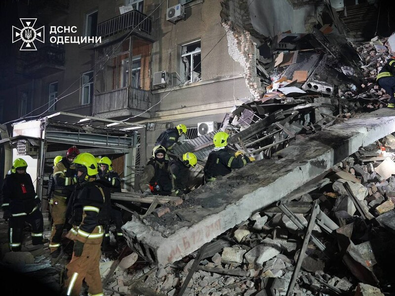 РФ масовано вдарила дронами по Одесі. Десятки постраждалих, під завалами шукають людей