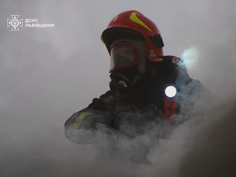 Після удару РФ у Бродах Львівської області – задимлення від нафтопродуктів. Школи закрили