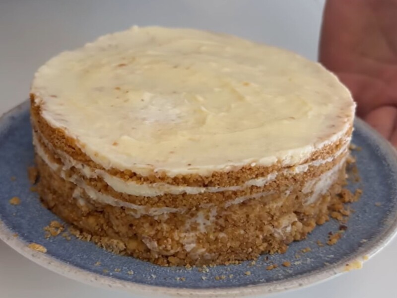 Цей неймовірно ніжний торт готується за 20 хвилин на сковороді без світла й духовки. Рецепт