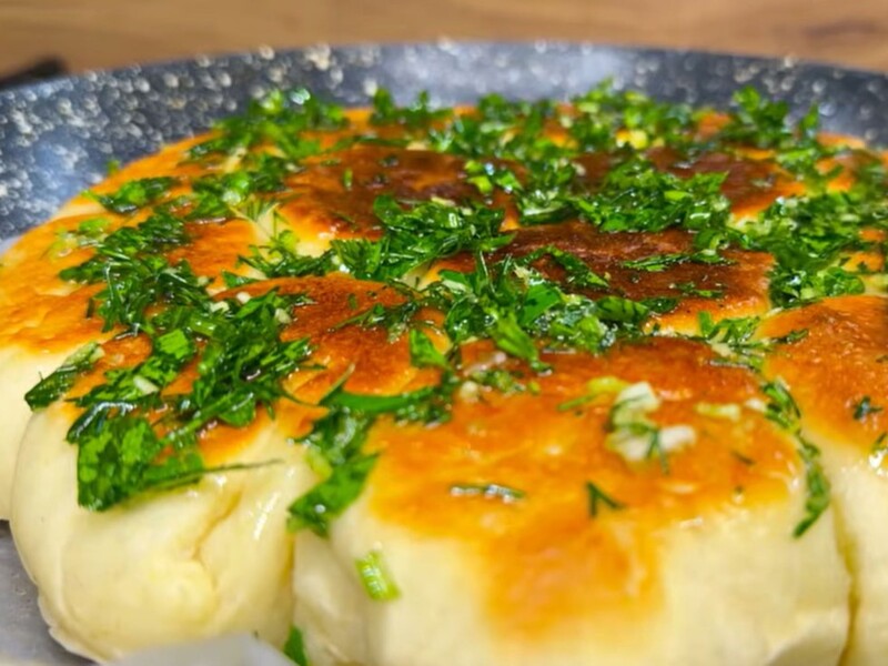 Приготовьте на сковороде пышные и ароматные чесночные пампушки. Рецепт теста