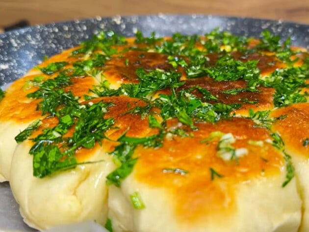 Без света и духовки приготовьте на сковороде пышные и ароматные чесночные пампушки. Рецепт теста