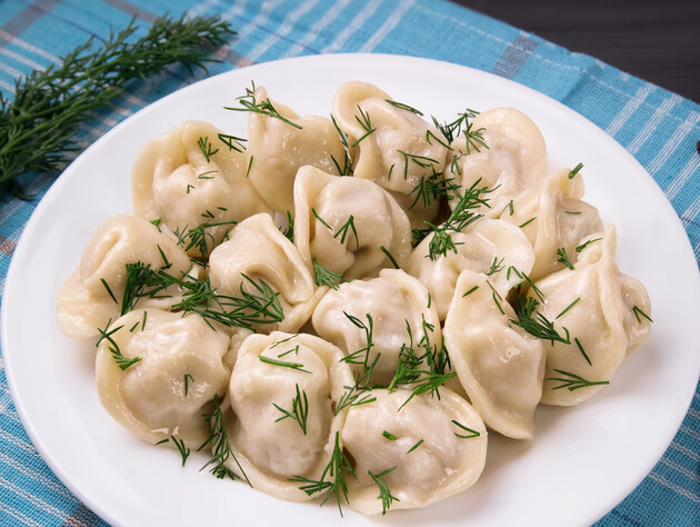 Просто змішайте ці п'ять продуктів – і отримаєте ідеальне тісто для пельменів, яке не розлазиться