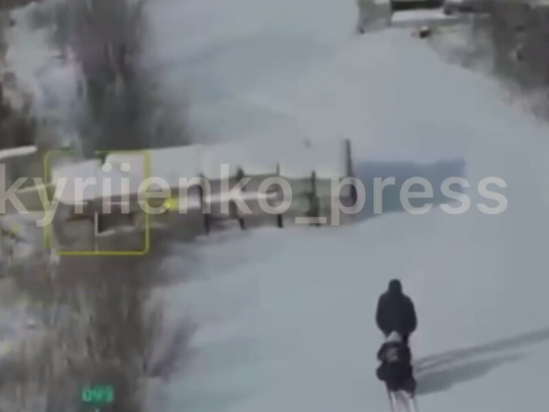 "На білому снігу червона пляма". Росіяни дроном атакували цивільних під час спроби евакуації