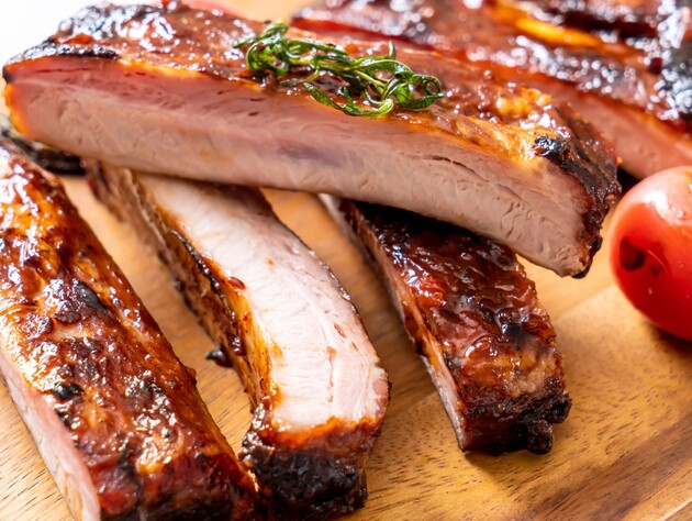 Змастіть цим ребра, поставте запікатися – і вони вийдуть надзвичайно мʼякими й соковитими. Рецепт