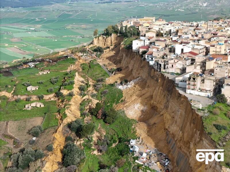 Оползень на Сицилии оставил сотни домов на краю обрыва. Фото