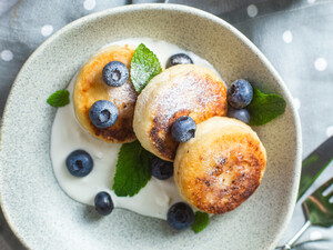 Сырники, тушенные в сливках. Вкусное блюдо для приготовления на сковороде