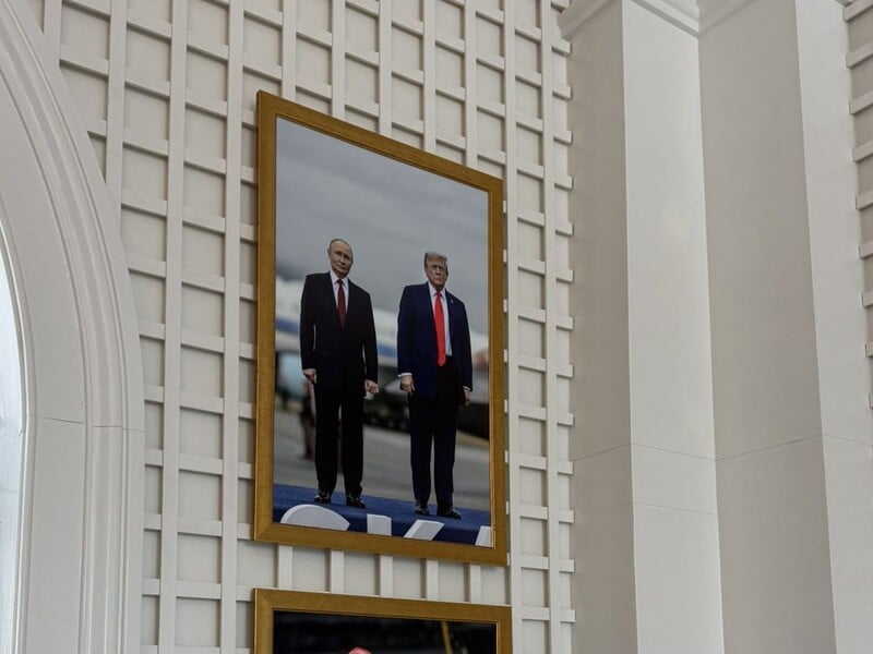 Трамп повесил в Белом доме свое фото с Путиным