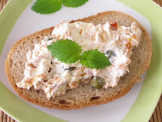 Просто смешайте это все – и удивительно вкусная намазка готова. Рецепт блюда за несколько минут