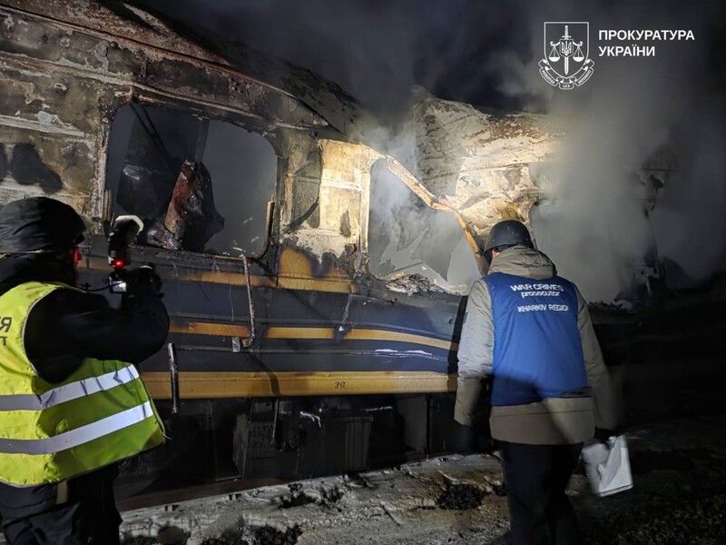 "Дитя в першу чергу, я обіцяю повернутися". Військовий допоміг евакуювати людей з атакованого РФ потяга. Відео