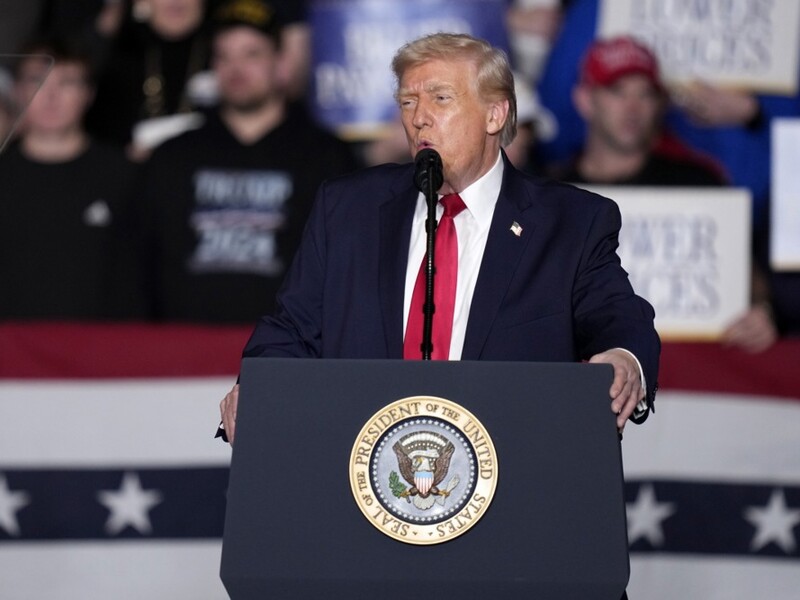 Трамп заявил об отправке к берегам Ирана второй "прекрасной армады" военных кораблей