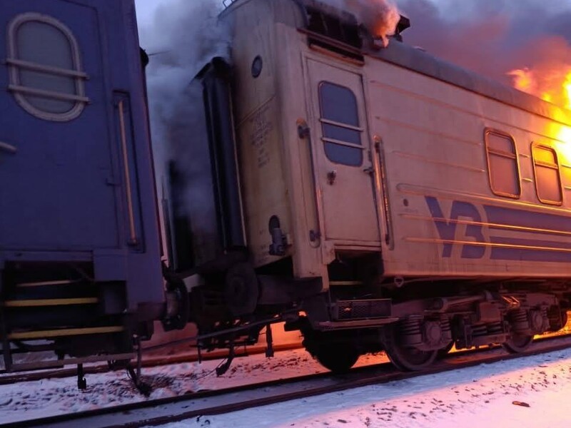 Росія вдарила дронами по пасажирському потягу в Харківській області