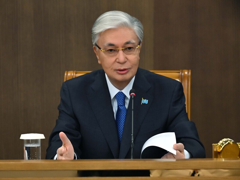 Токаев заявил, что через Казахстан "отмыли" почти $14 млрд из сопредельной страны. СМИ пишут о России