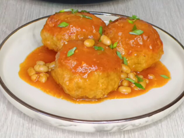 Приготовьте на ужин сытные мясные тефтели в томатном соусе. Простой рецепт изумительной закуски