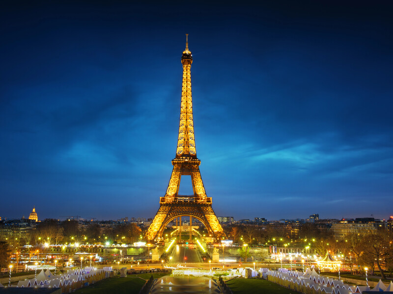 На Ейфелевій вежі викарбують імена 72 жінок, щоб подолати "ефект Матильди". Про що йдеться? 