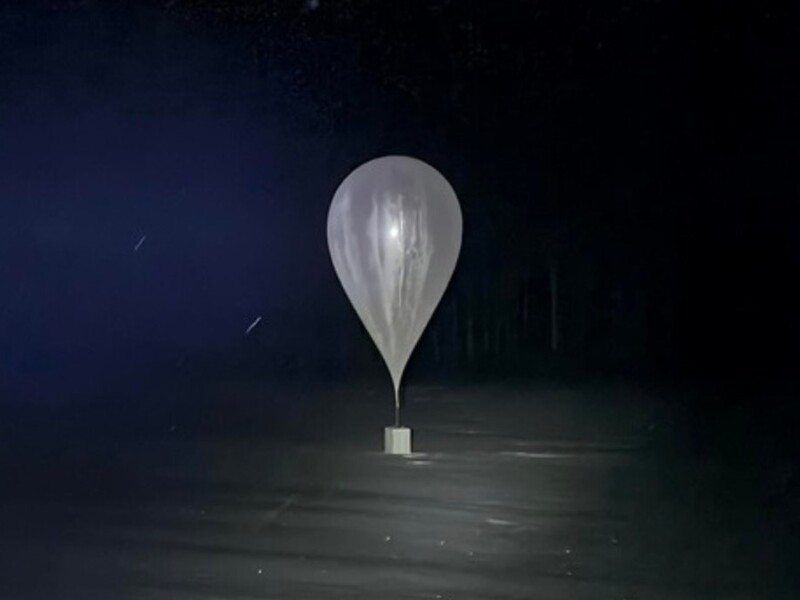 В центре Вильнюса перехватили контрабандный воздушный шар. Мужчина, который прибыл за ним, ранил полицейского