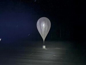 В центре Вильнюса перехватили контрабандный воздушный шар. Мужчина, который прибыл за ним, ранил полицейского