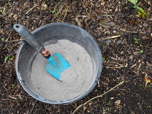 Разбросайте это под деревьями в саду – и летом соберете щедрый урожай яблок и груш