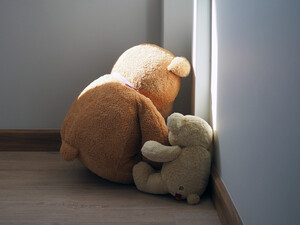 Терпела действия отца, чтобы защитить младшую сестру. На Волыни мужчина три года насиловал своих малолетних дочерей