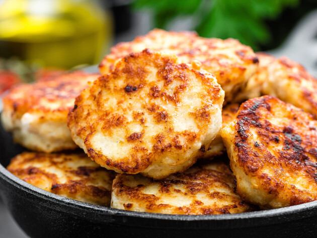 Благодаря этому простому лайфхаку котлеты получатся невероятно сочные и нежные. Рецепт 