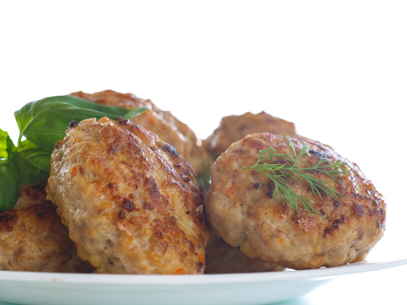 Щоб котлети були соковитими, не потрібно замішувати фарш. Робіть, як професійні кухарі