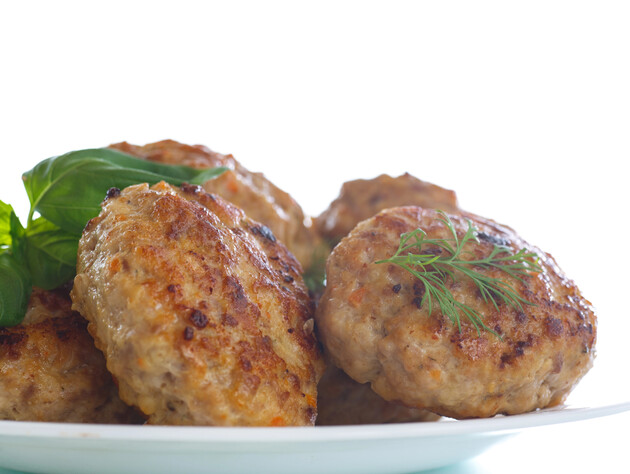 Щоб котлети були соковитими, не потрібно замішувати фарш. Робіть як професійні кухарі