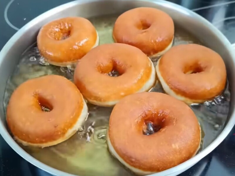 Смешайте это с мукой – и пончики получатся нежные и пышные. Рецепт изумительного теста и глазури