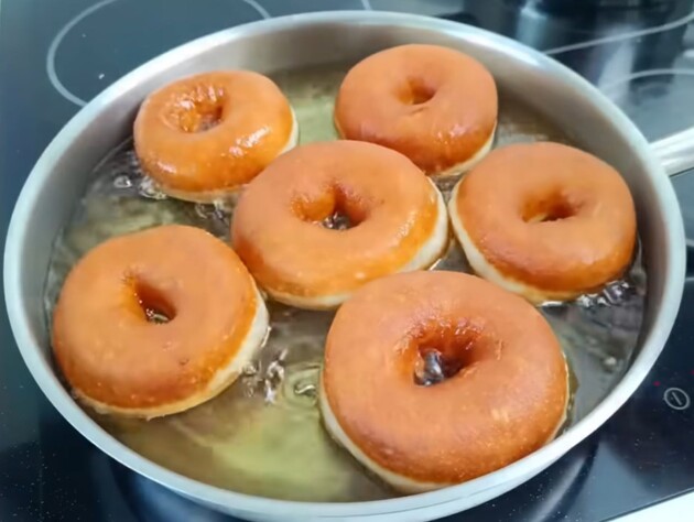 Смешайте это с мукой – и пончики получатся нежные и пышные. Рецепт изумительного теста и глазури