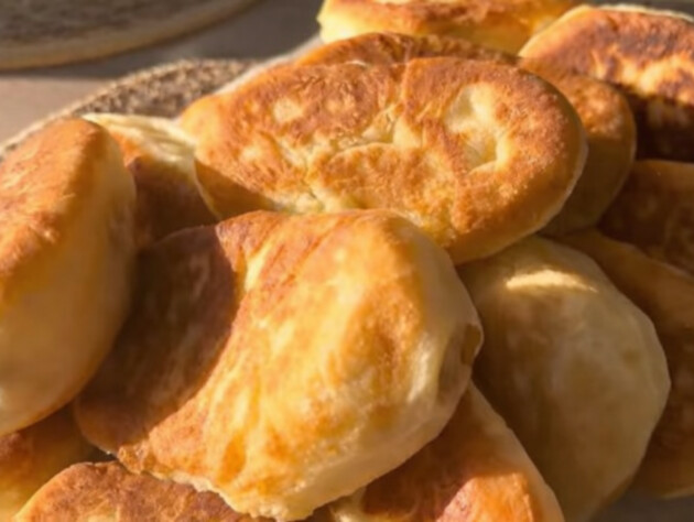 Добавьте в тесто всего 1 ст. л. этой жидкости – и жареные пирожки будут пышные и мягкие. Рецепт