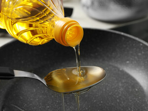 Насыпьте это на сковороду – и масло не будет стрелять, а еда никогда не пригорит