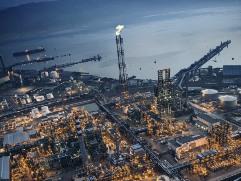 Вибух призвів до масштабної пожежі на найбільшому НПЗ Туреччини. Відео