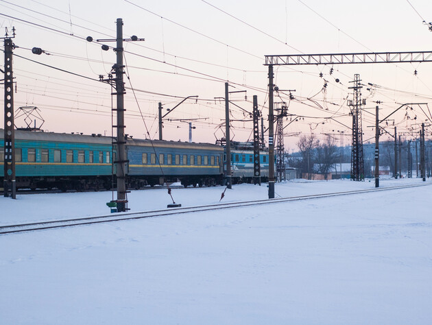 Рух поїздів між Дніпром і Запоріжжям обмежено через атаки Росії – 