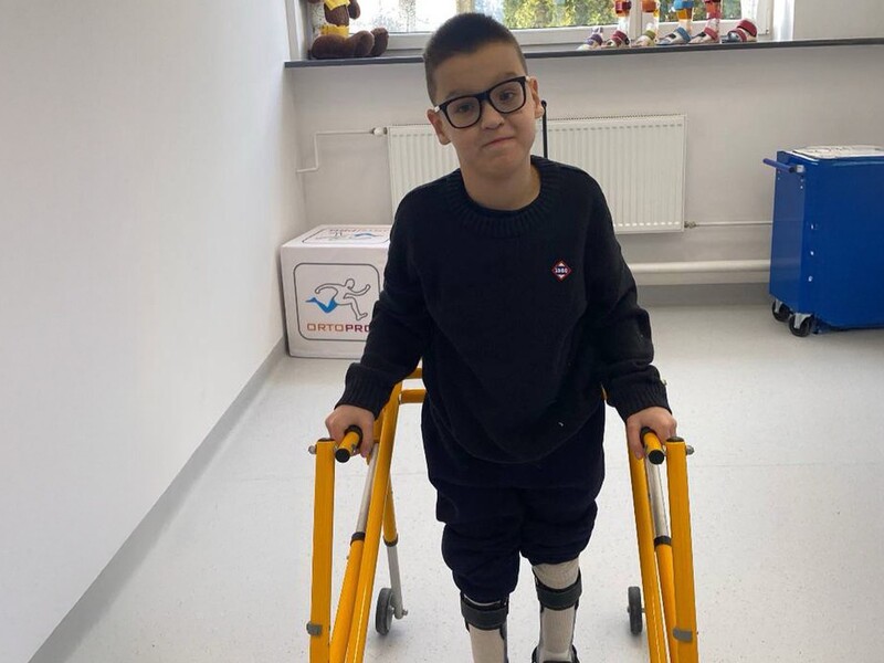 10-річний Кирило з Миколаєва отримав ортези й курс реабілітації у Польщі від Фонду Ріната Ахметова
