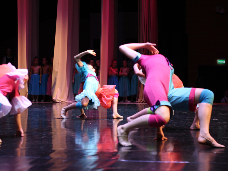 "Лапав і ліз цілуватися". Колишні учні розповіли про насильство у школі танців у Полтавській області