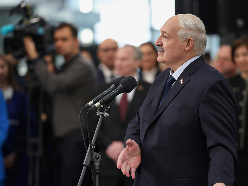 "Лопата в руки – и чистить снег". Лукашенко раскрыл "секрет" женской красоты