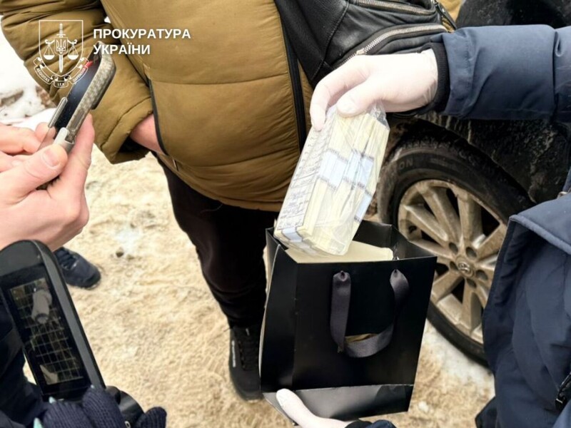 "Продавали за половину вартості". Прокуратура Києва розслідує ймовірний збут підроблених $100