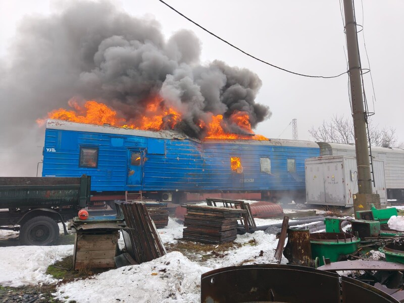 Россия более суток атакует железнодорожную инфраструктуру станции Синельниково. Фото, видео