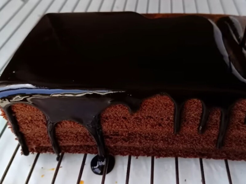 Приготовьте нежный шоколадный десерт с абрикосовой пропиткой. Бюджетный рецепт божественной выпечки