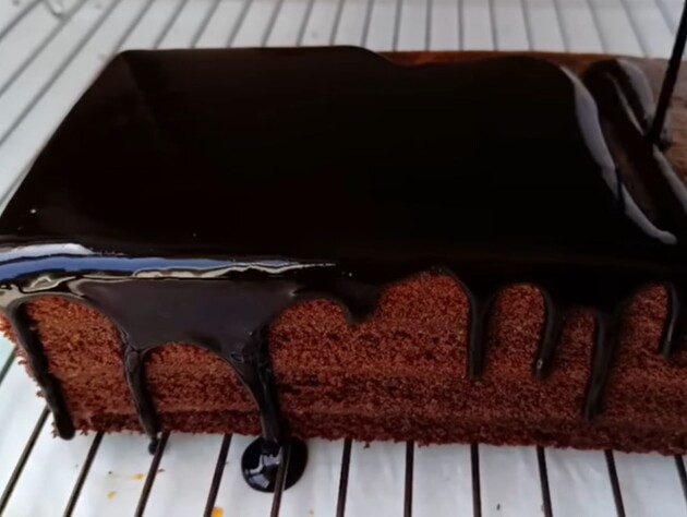 Приготовьте нежный шоколадный десерт с абрикосовой пропиткой. Бюджетный рецепт божественной выпечки