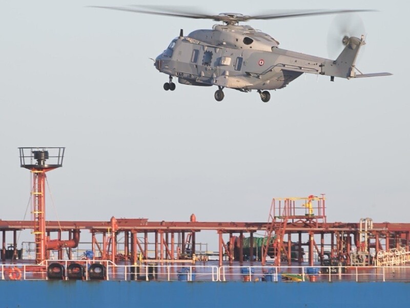 Франция отпустит нефтяной танкер, шедший из России. Макрон звонил Зеленскому