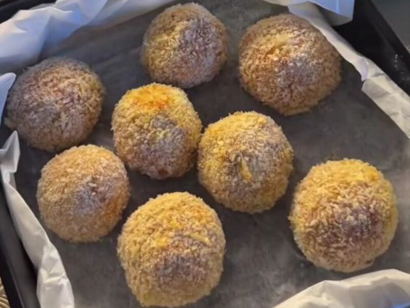 Зробіть із фаршу такі кульки, запаніруйте – і неймовірно ніжна й соковита вечеря готова. Рецепт