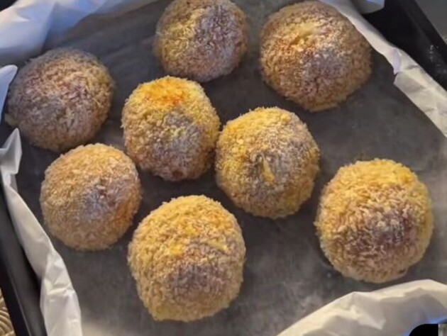 Зробіть із фаршу такі кульки, запаніруйте – і неймовірно ніжна й соковита вечеря готова. Рецепт