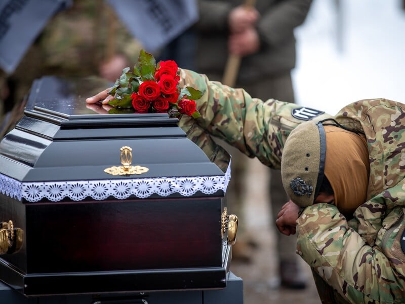 "Мерзость и надругательство над памятью". Военные отреагировали на решение суда о Национальном кладбище