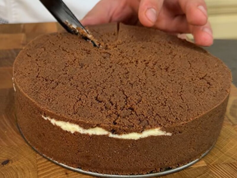 Приготовьте по этому рецепту нежный торт без духовки и сковороды. Секрет – в изумительном заварном креме