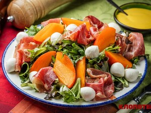 В сезон хурмы приготовьте этот вкусный салат. Пошаговый рецепт