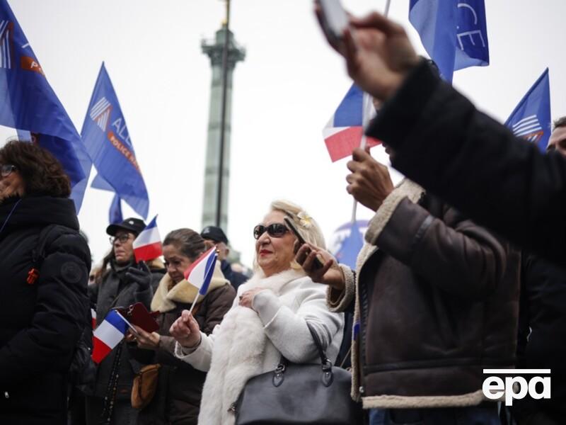 Во Франции десятки тысяч человек вышли на митинги в поддержку полиции. Фото
